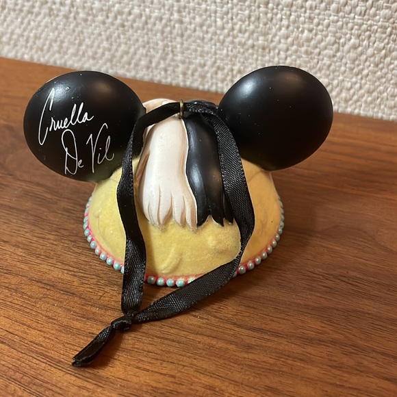 Disney EAR HAT Ornament - CRUELLA DE VIL of 101 DALMATIANS - Picture 2 of 7